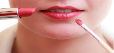 Lipstik Akan Bertahan Lama dengan 10 Langkah Berikut