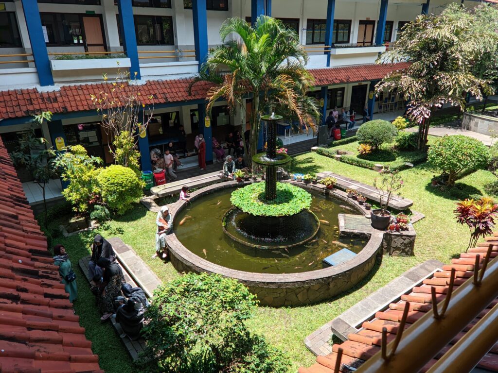 Pergaulan Remaja di Era Digital: Bagaimana Boarding School Menjadi Benteng Perlindungan Anak?